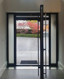 Pivot door