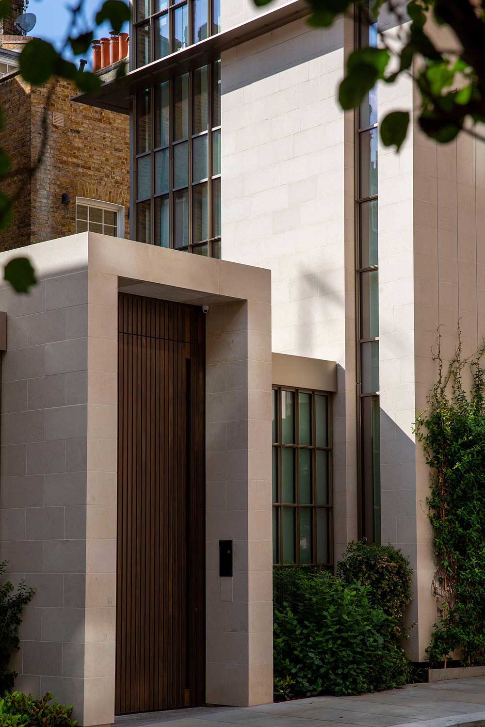 Aluminium door with the Liquid Metal Lancelot bronze finish